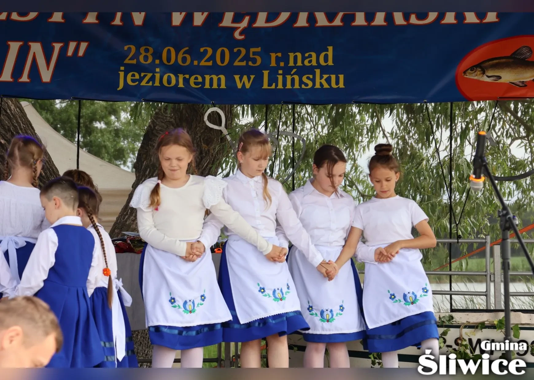 dziewczyny trzymają się za ręce