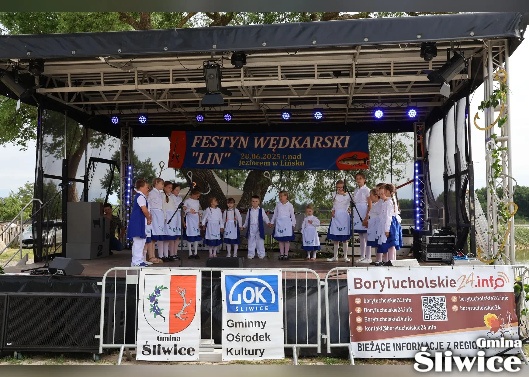 dzieci trzymają się za ręce