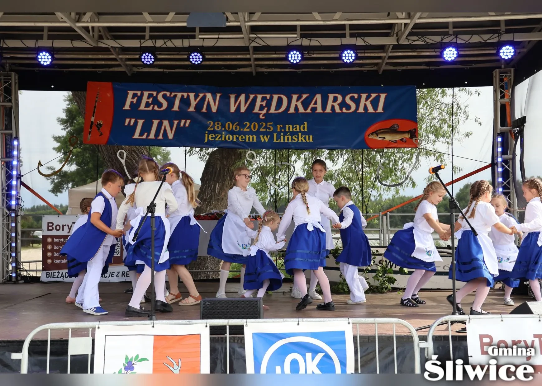 dzieci tańczą na scenie