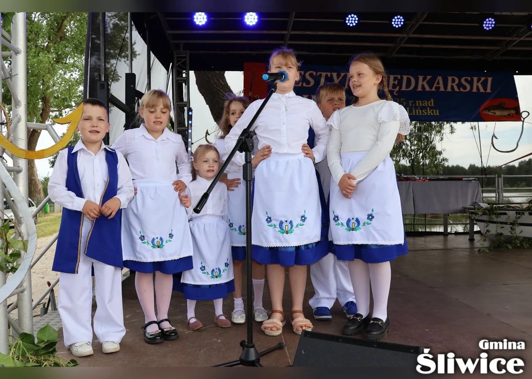 dzieci śpiewają podczas występu