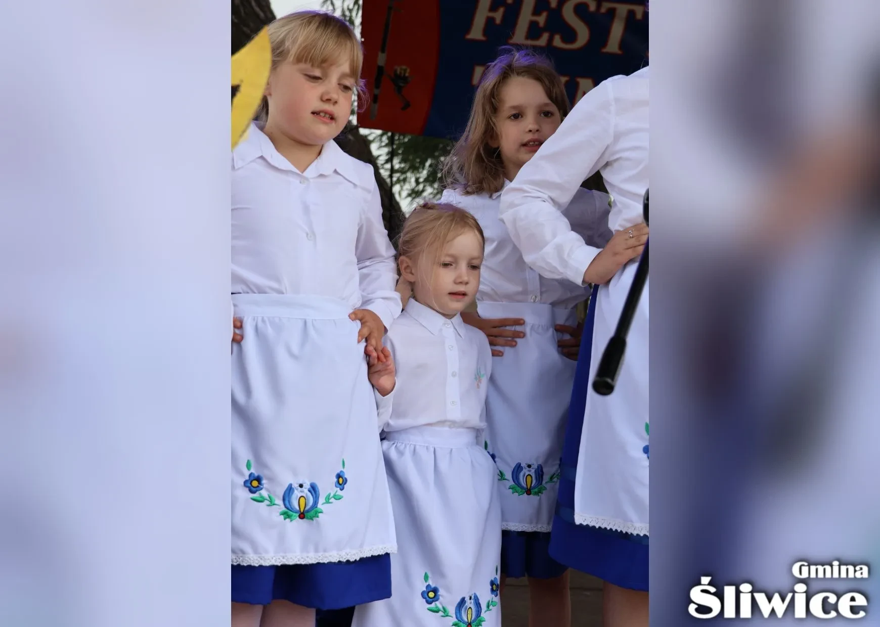 dziewczynki trzymają się za ręce