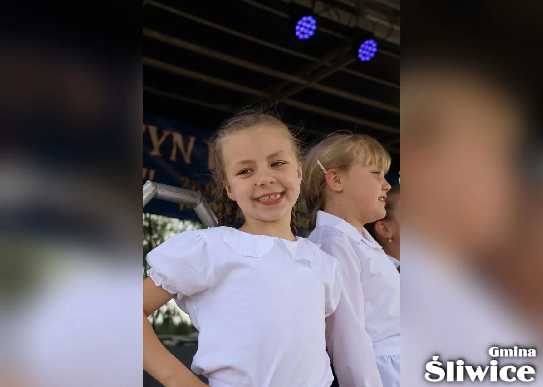 uśmiechnięta dziewczynka