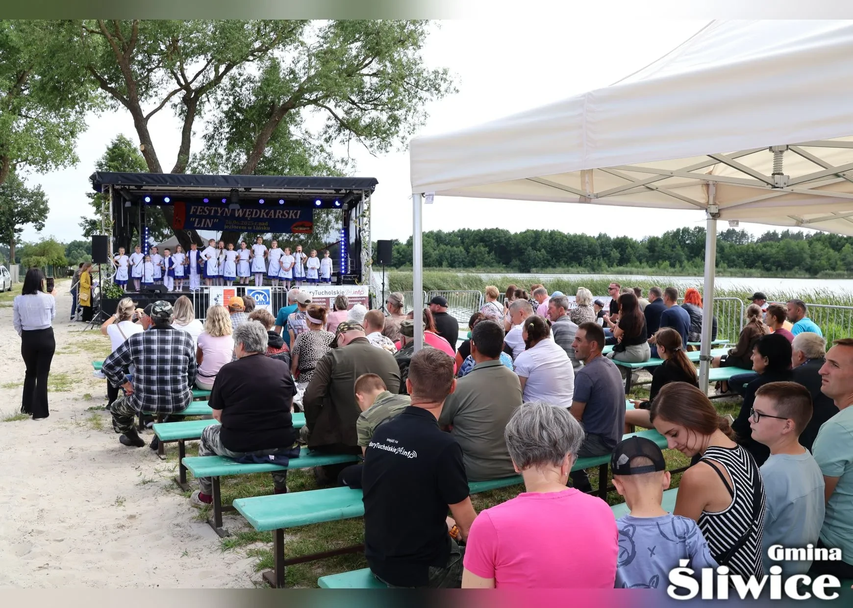 zebrani obserwują występ