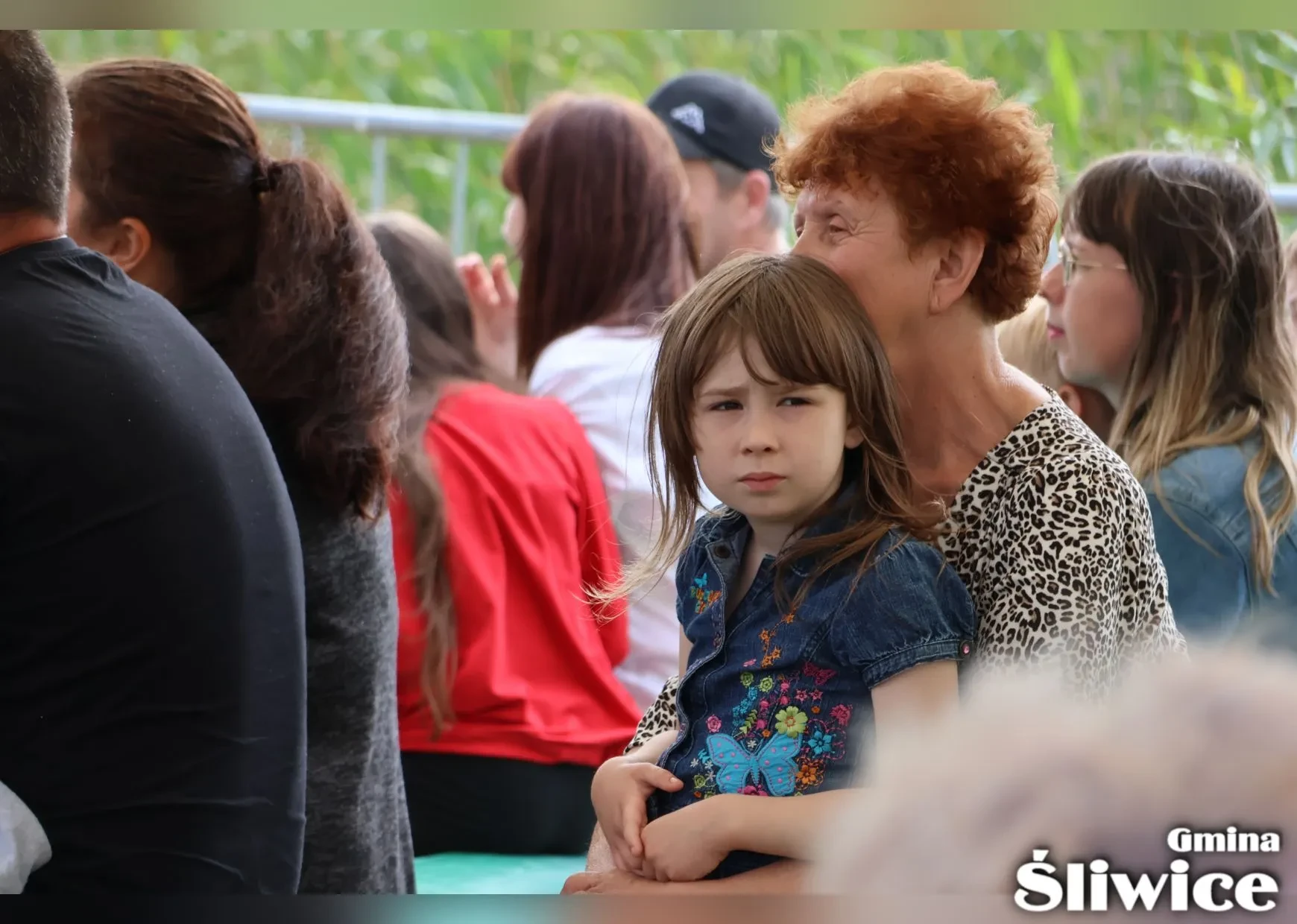 dziewczynka siedzi na kolanach u pani