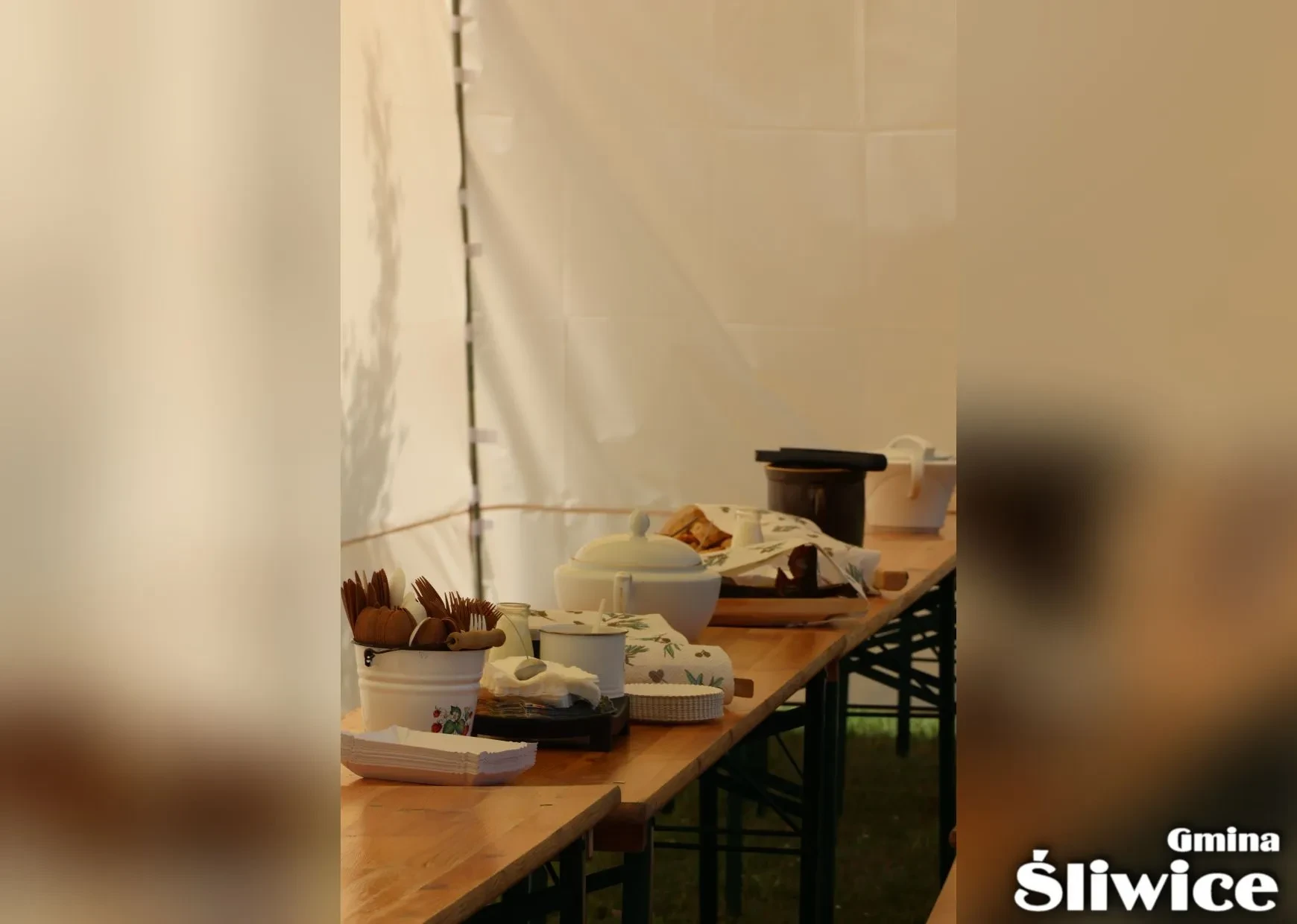 stół dla zaproszonych gości