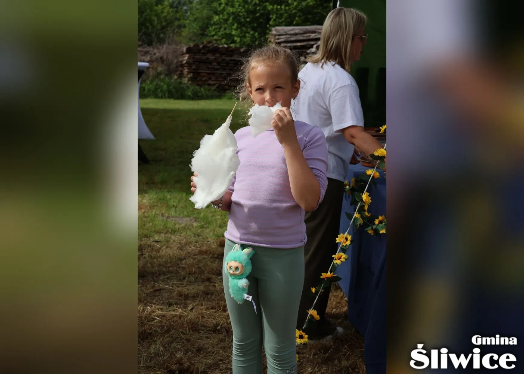 dziewczynka je watę cukrową