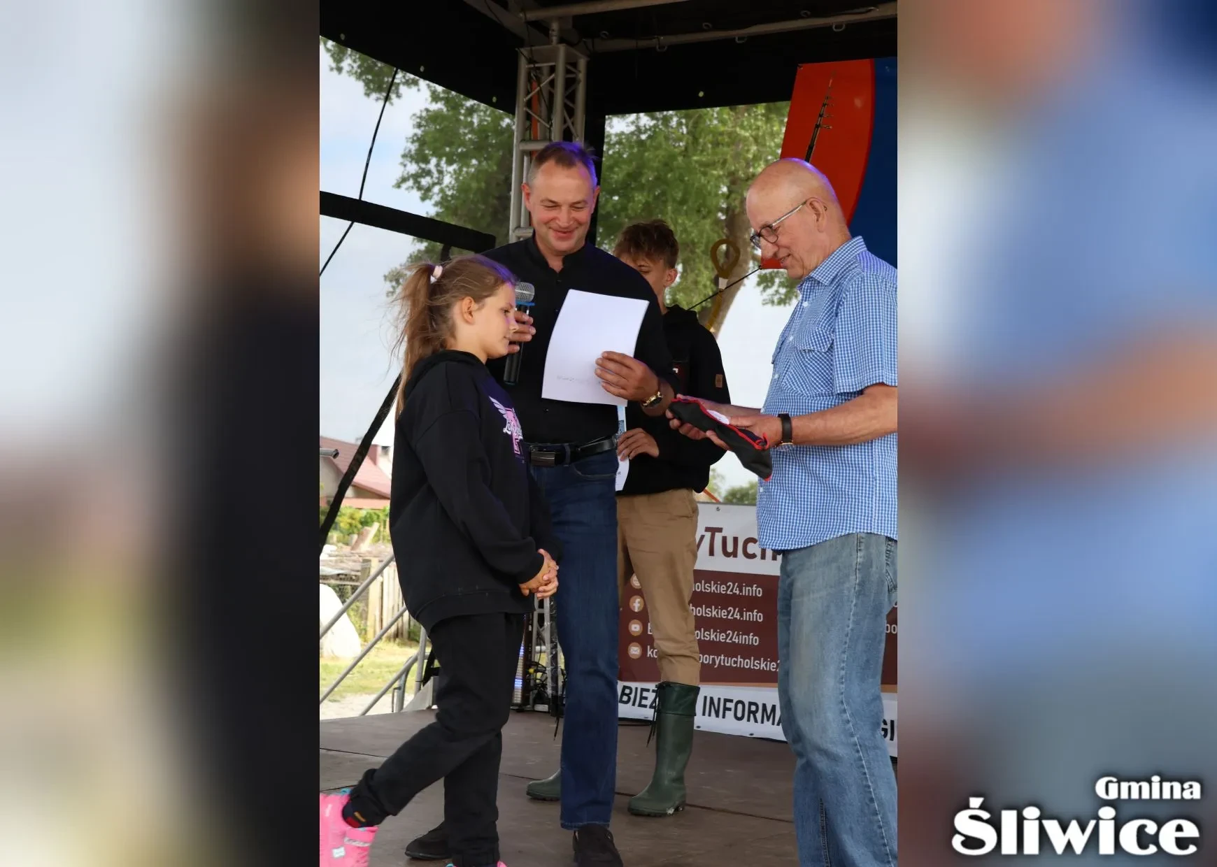 dziewczynka otrzymuje nagrodę