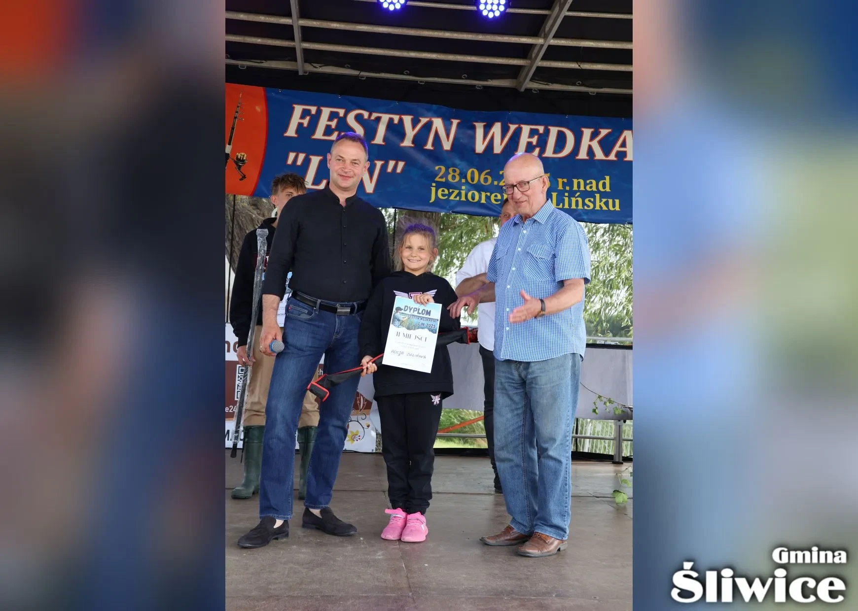 dziewczynka z dyplomem