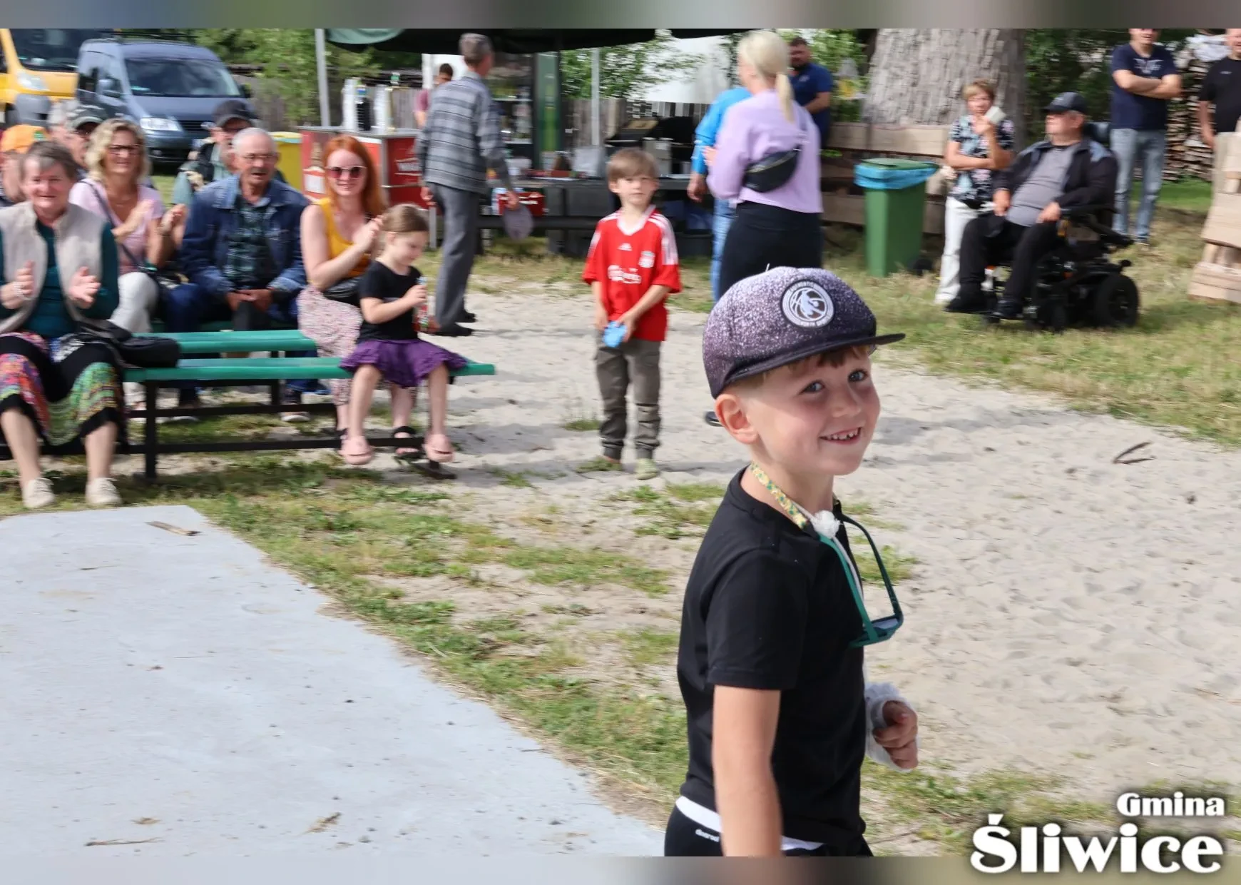 chłopiec idzie przy scenie