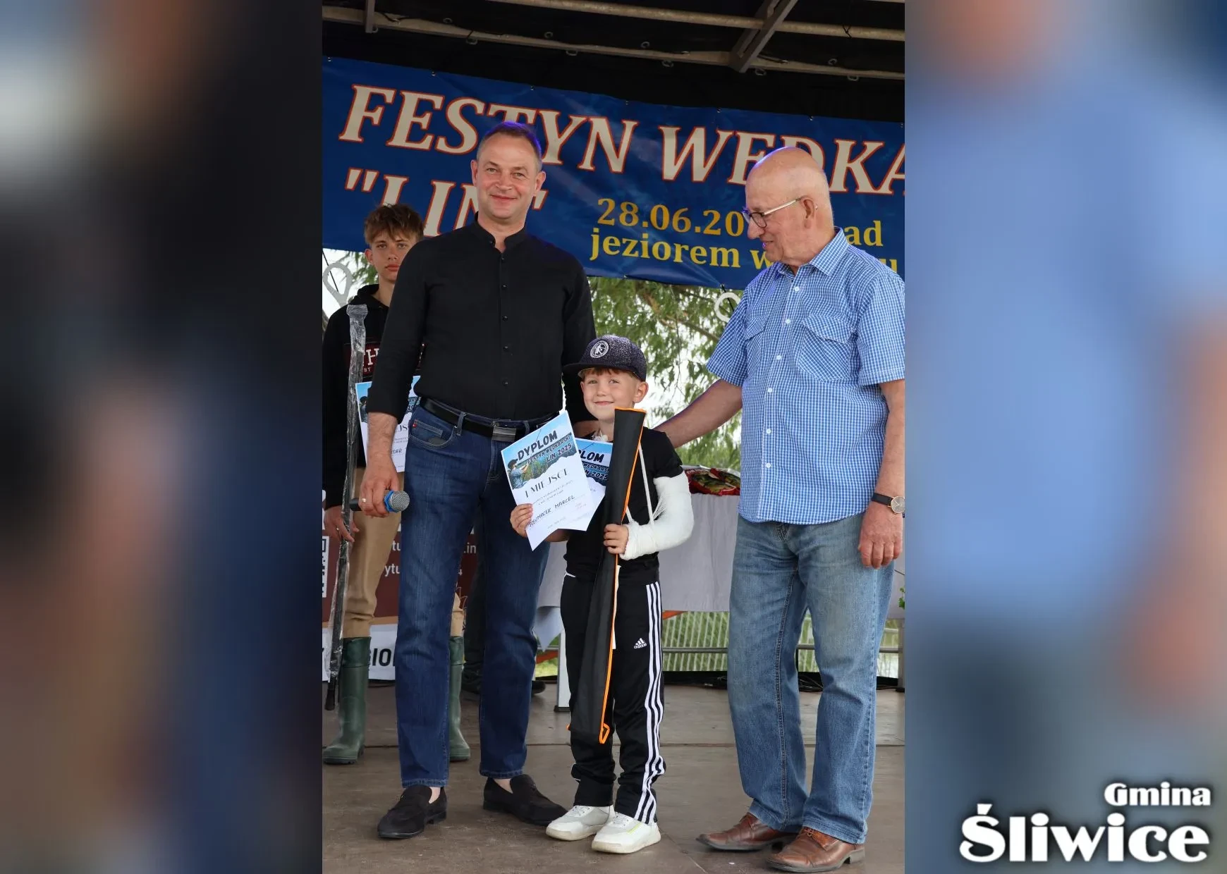 chłopiec z nagrodą za pierwsze miejsce