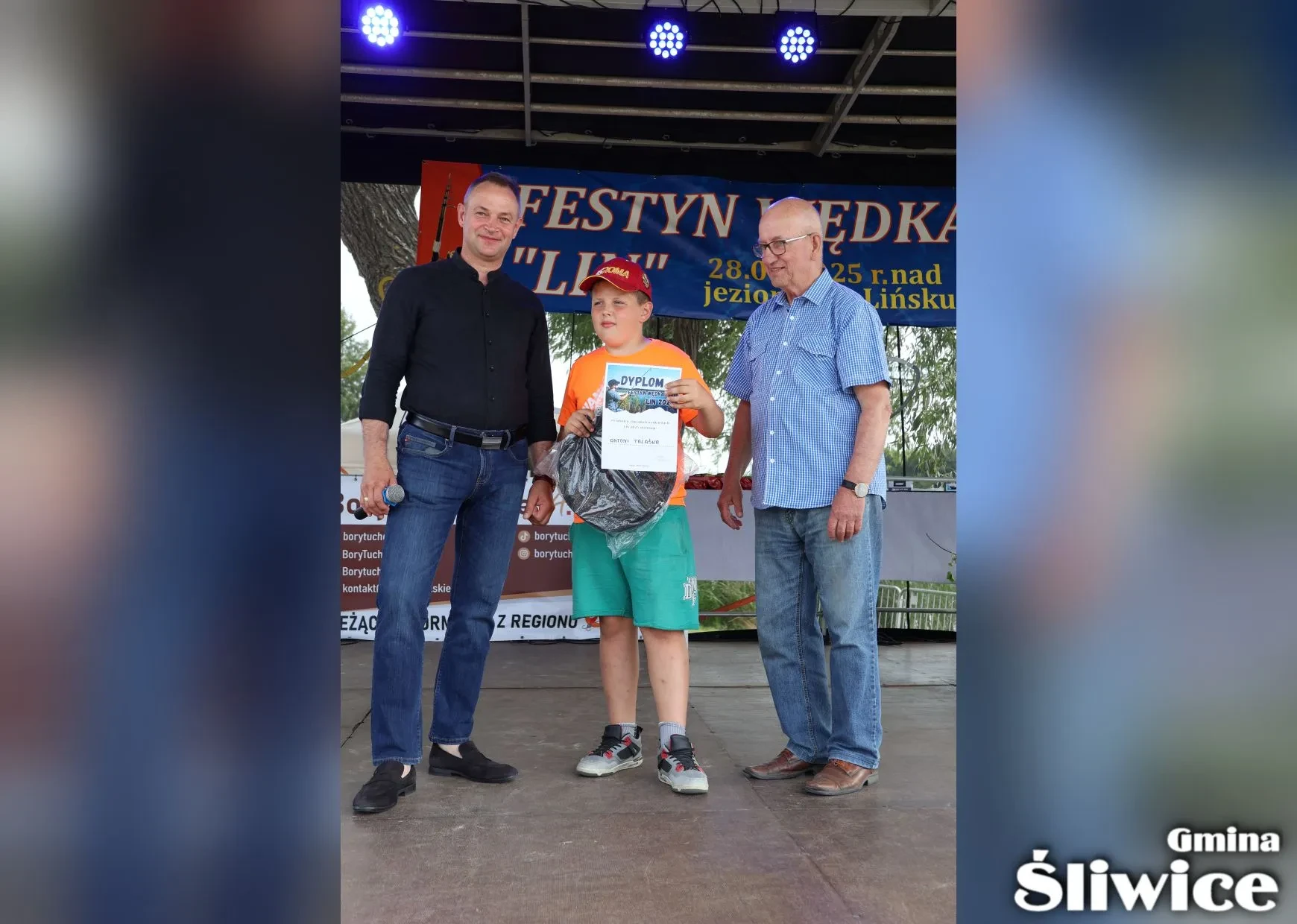 chłopiec dyplomem i nagrodą