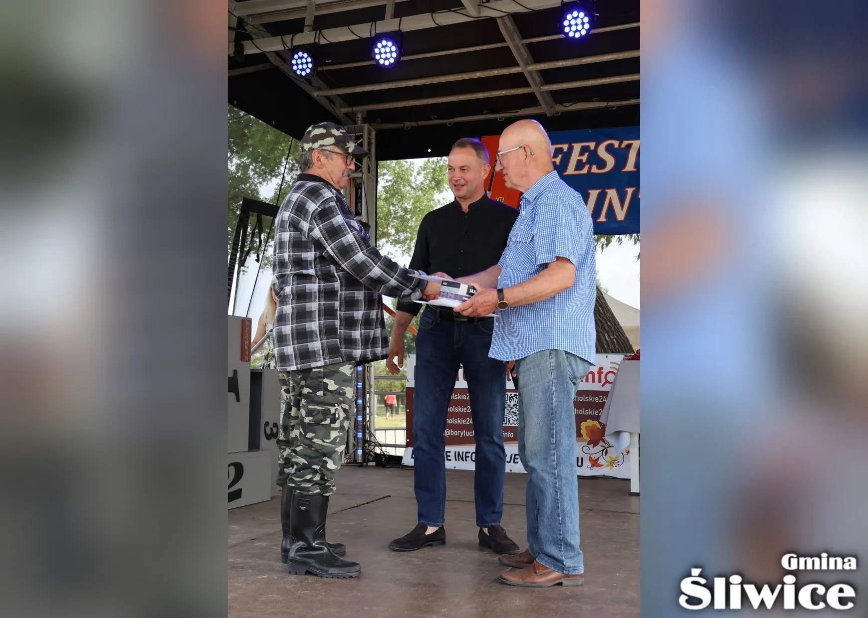 mężczyzna odbiera dyplom