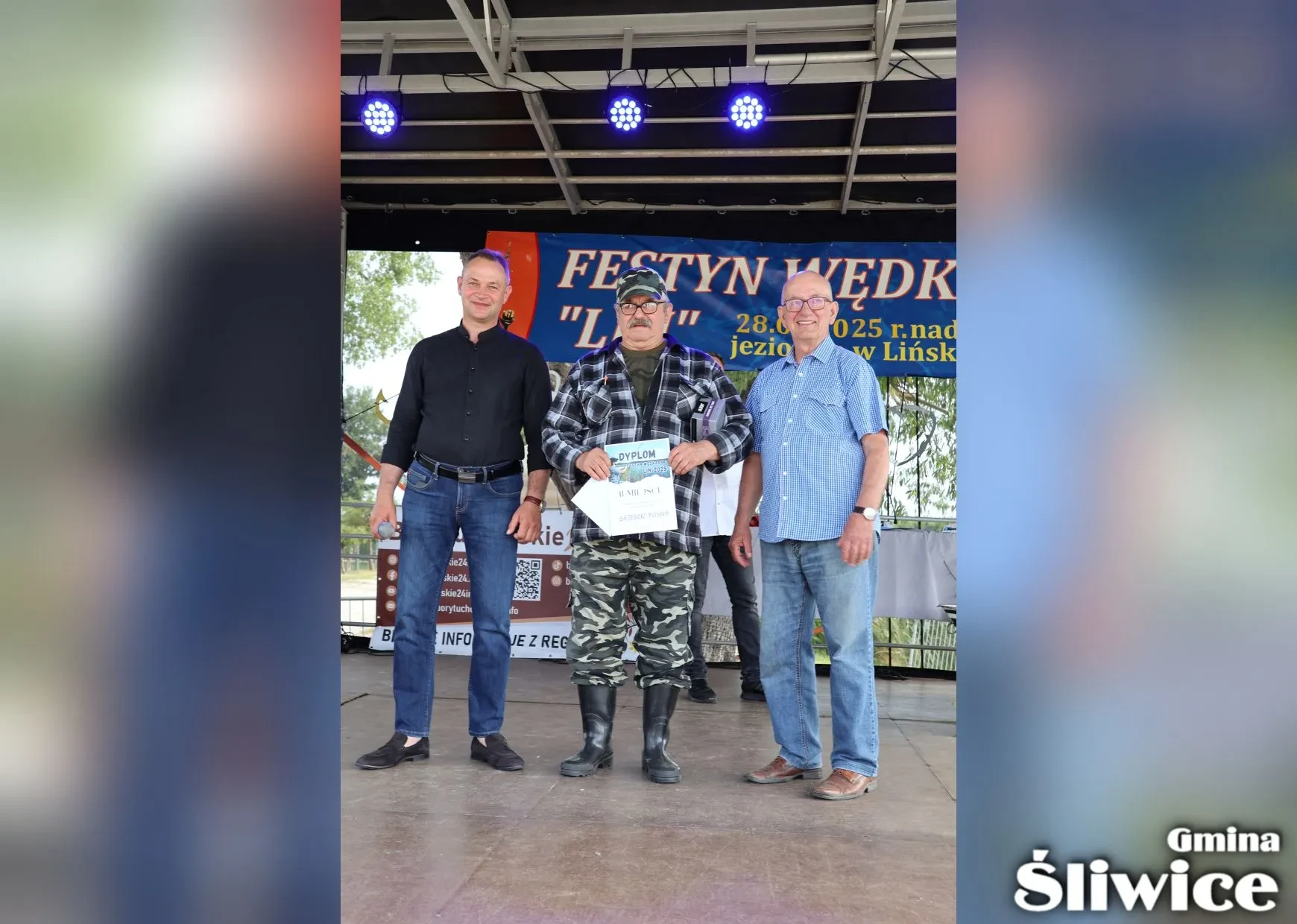 mężczyzna z dyplomem za 2 miejsce