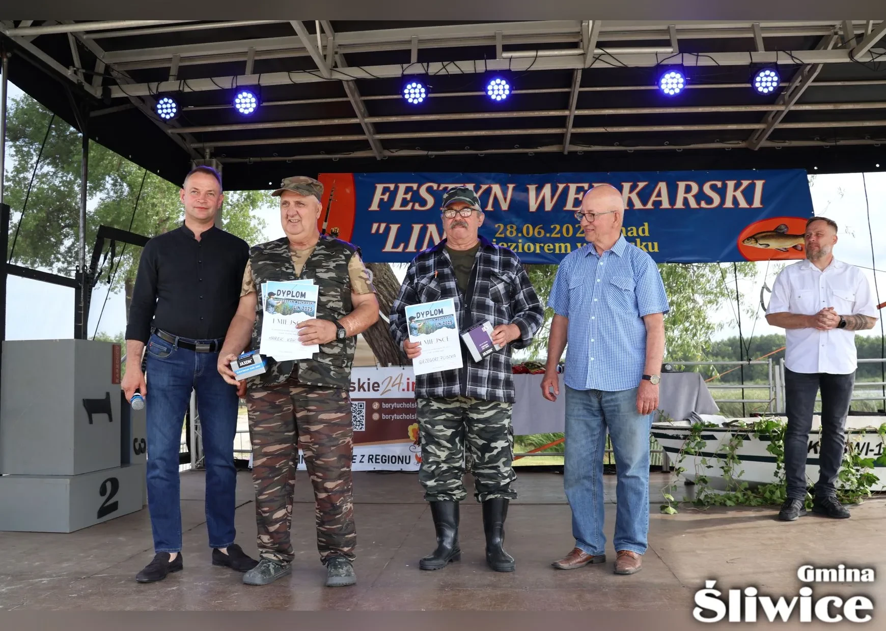 mężczyźni na podium