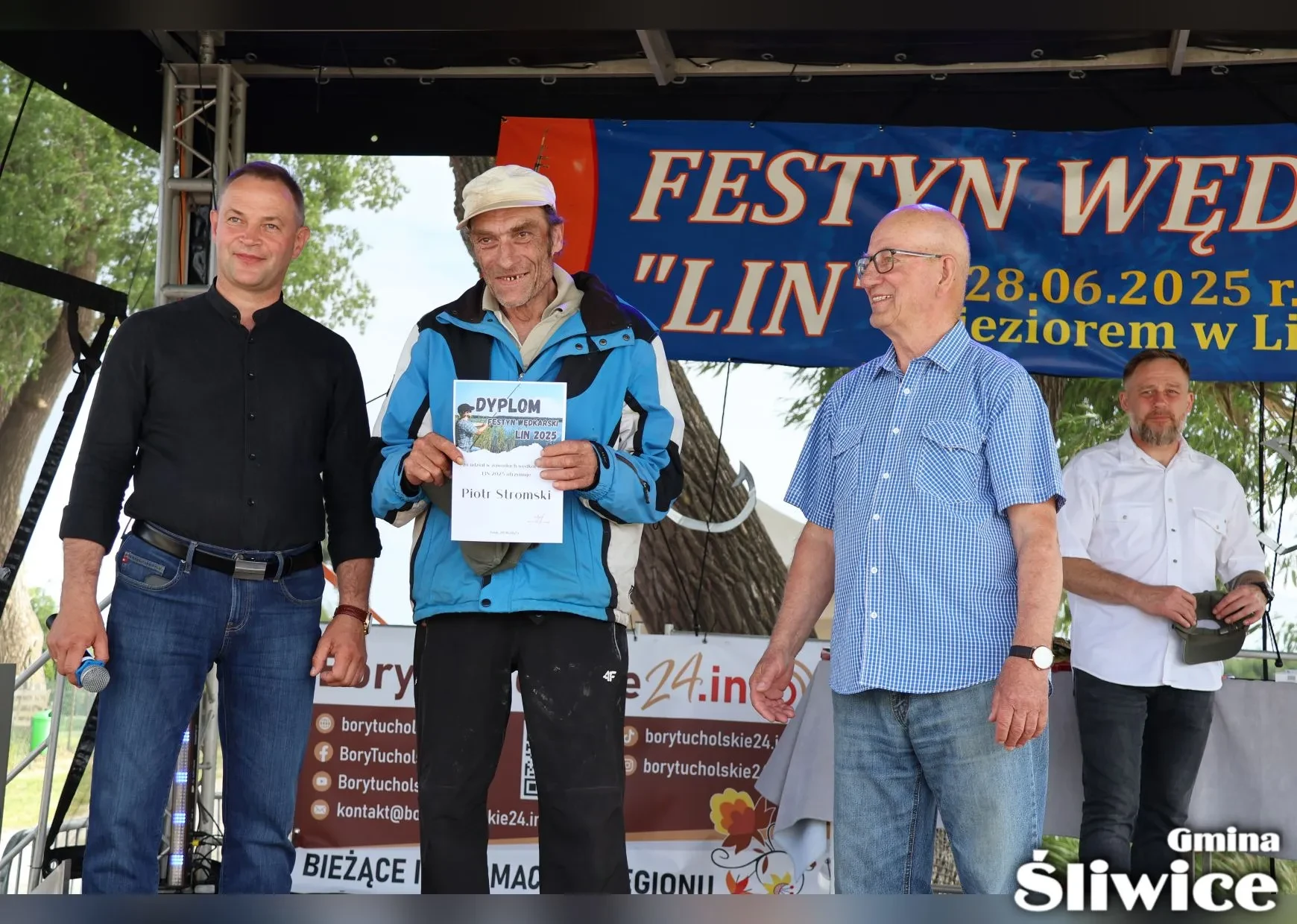 mężczyzna z dyplomem