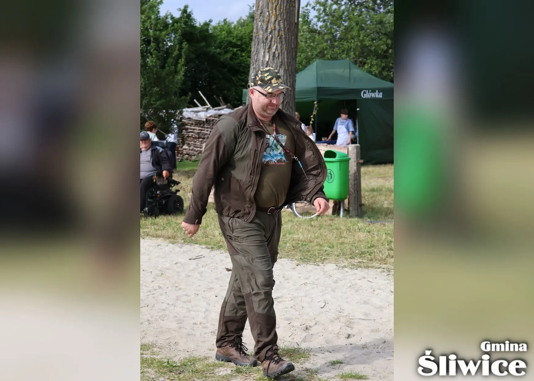 mężczyzna idzie po odbiór nagrody