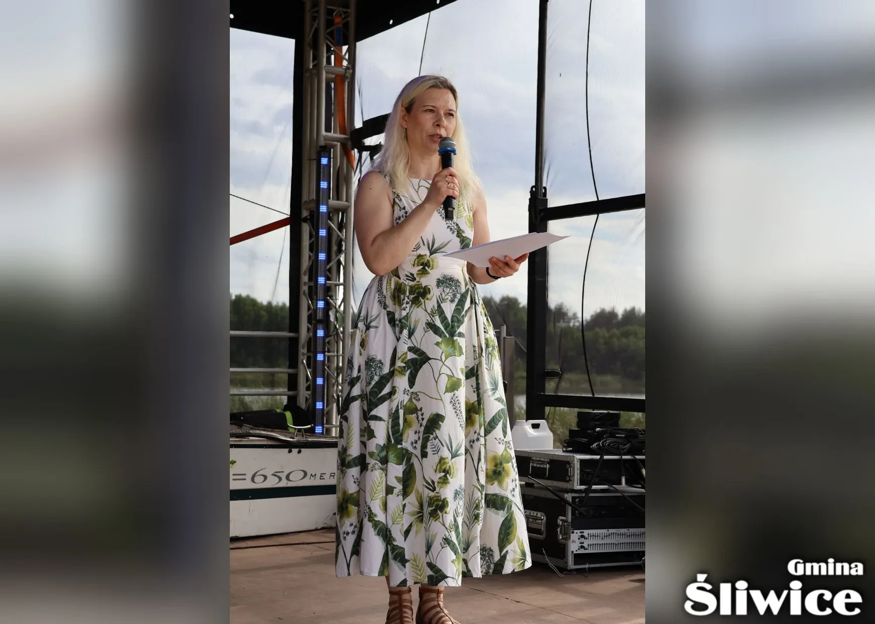 dyrektor gok mówi do mikrofonu