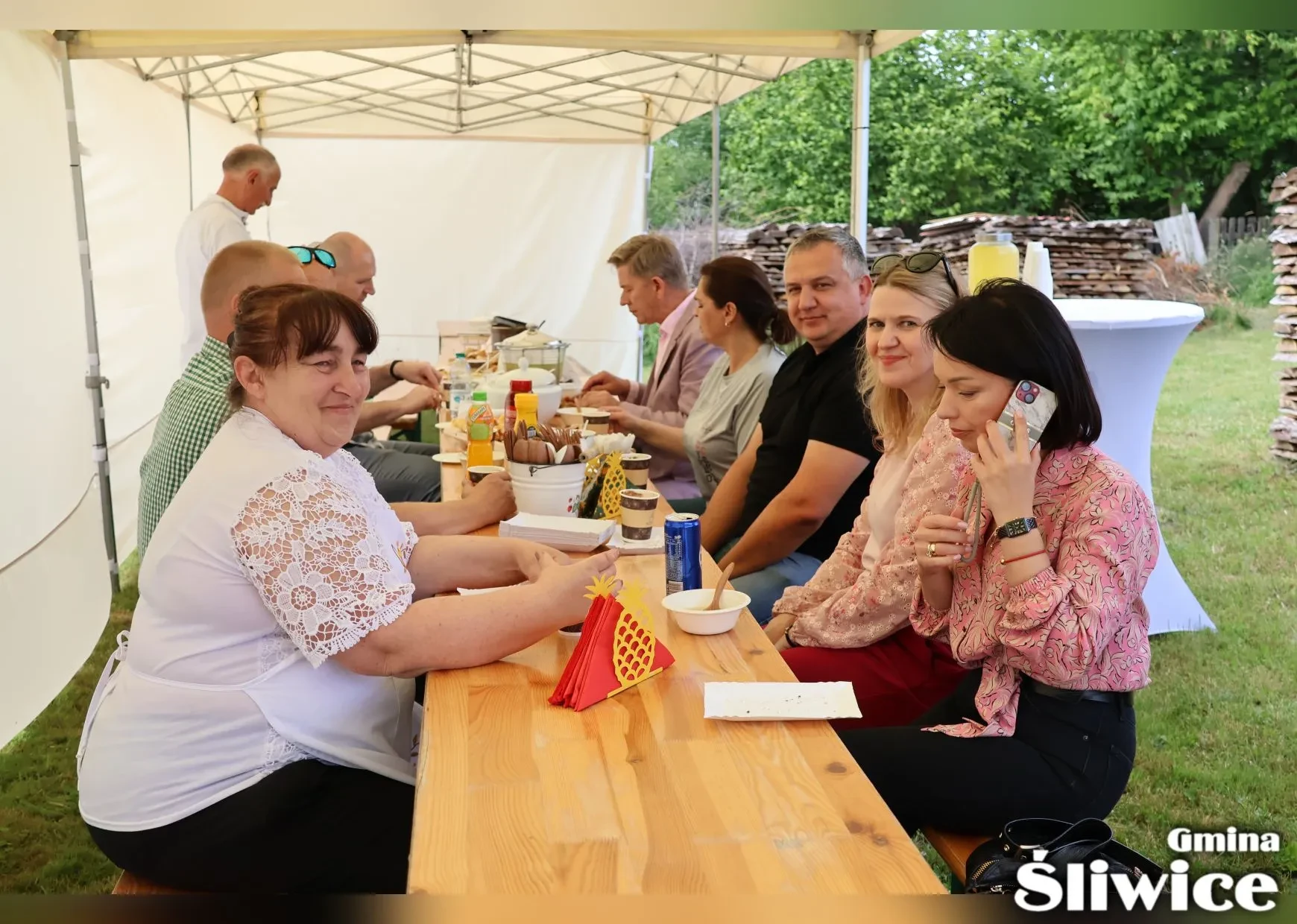 zaproszeni goście pod namiotami