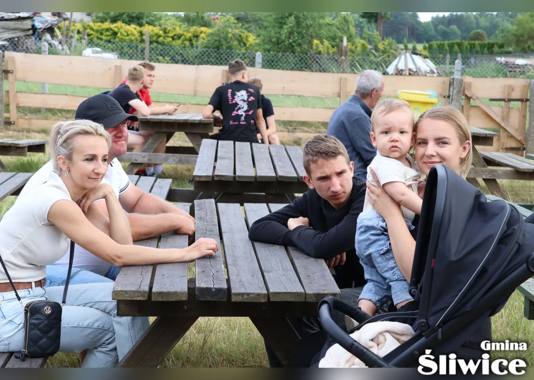 zebrani przy stołach