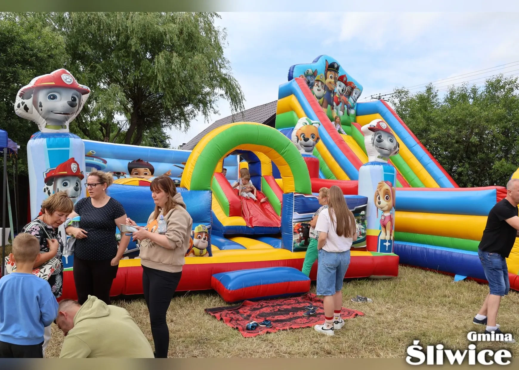 dzieci na dmuchańcach