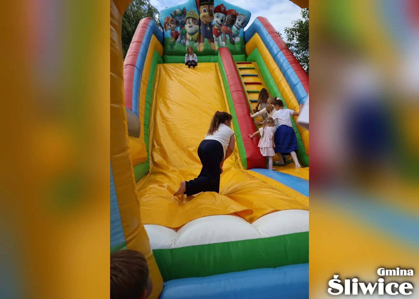 dzieci zjeżdżają na zjeżdżalni