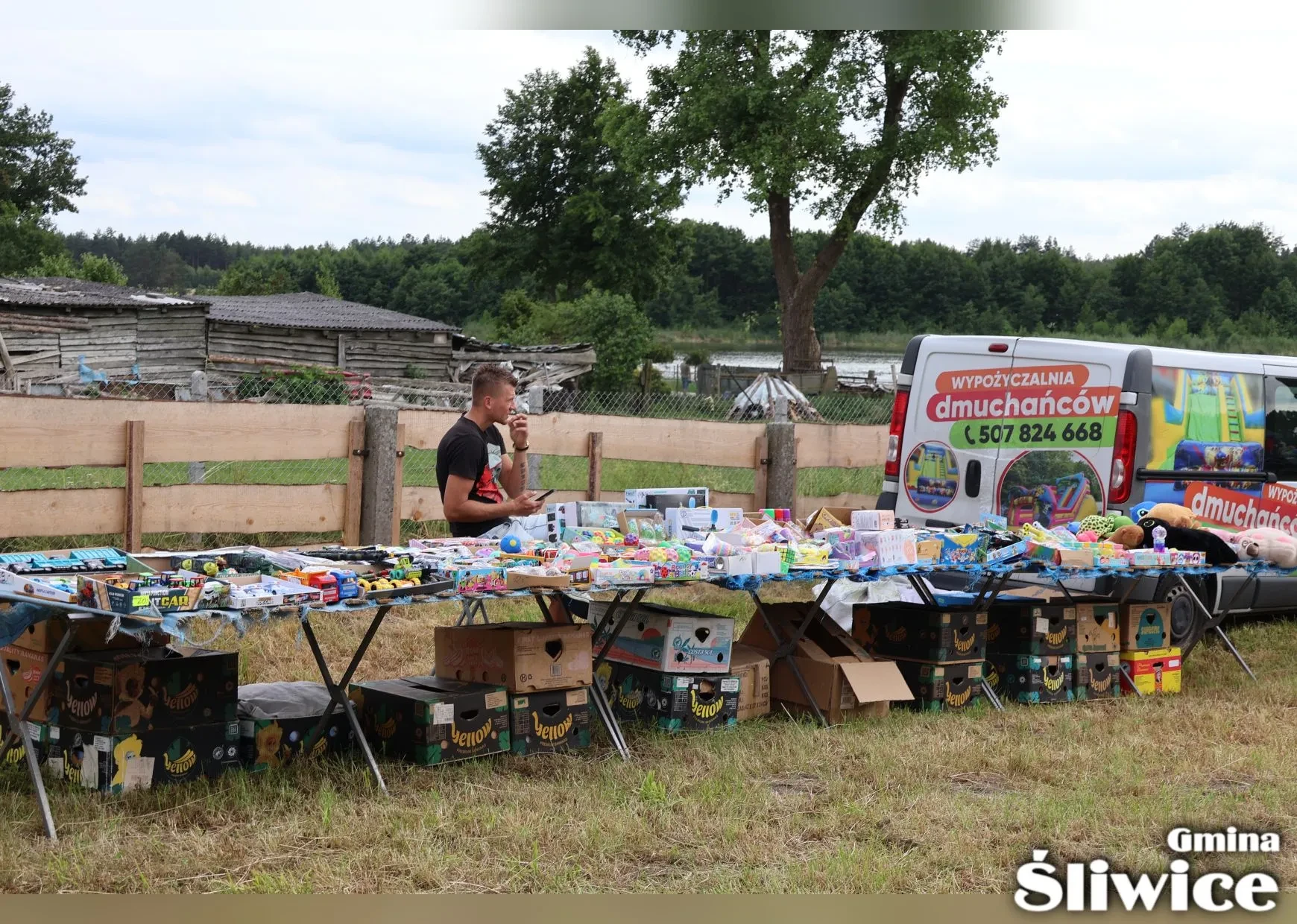 mężczyzna stoi przy stoisku z zabawkami