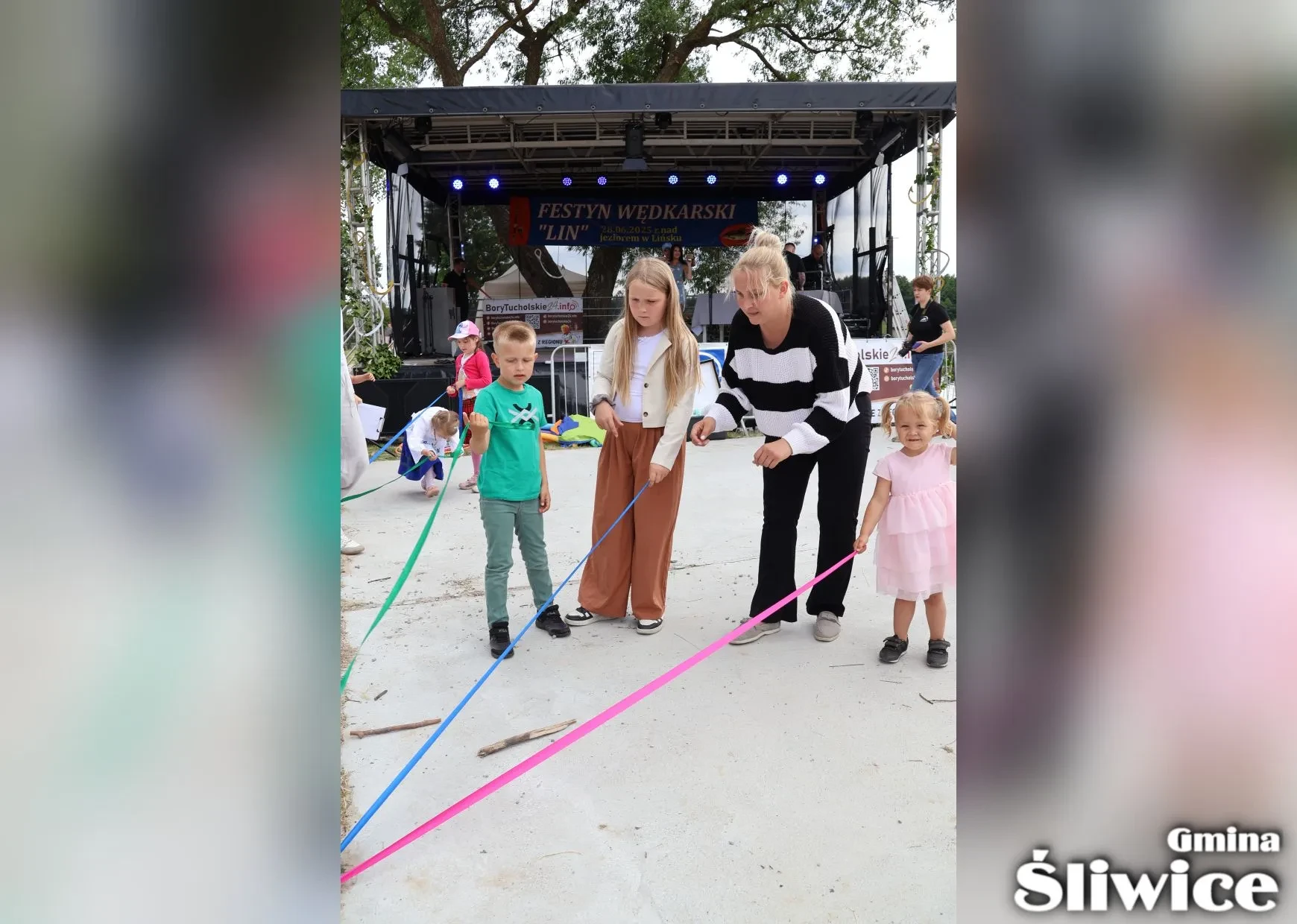 dzieci podczas konkursu robią warkocz