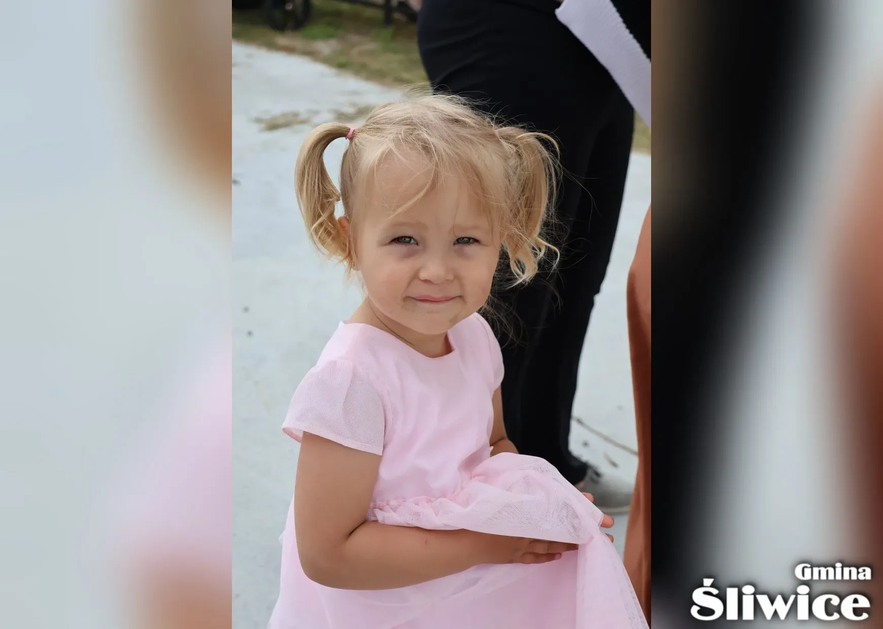 uśmiechnięta dziewczynka pozuje do zdjęcia