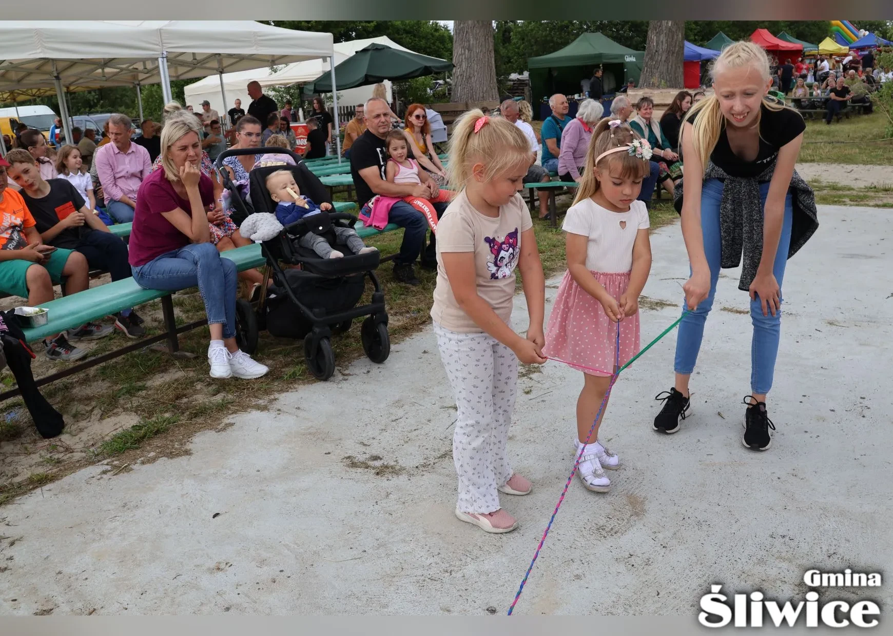 dziewczynki robią warkocz