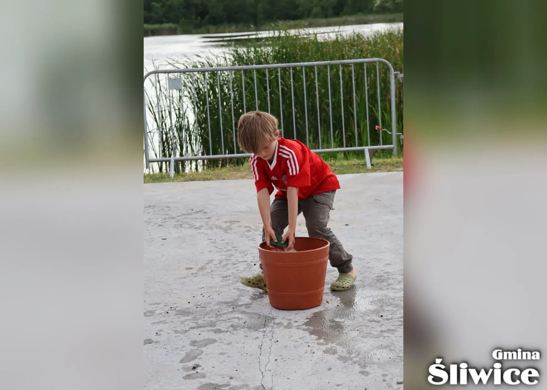 chłopiec nabiera wodę