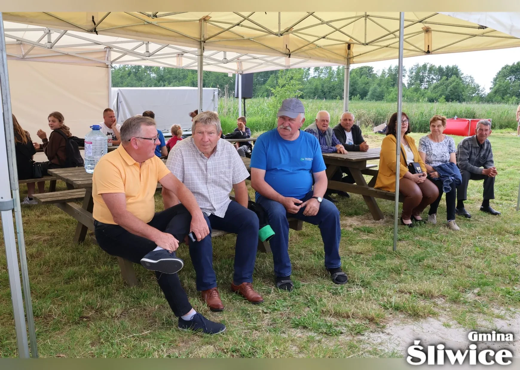 mężczyźni siedzą na ławce