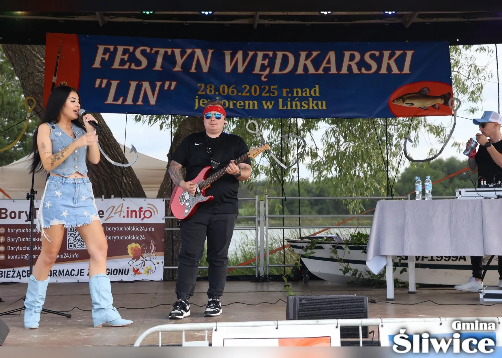 kobieta śpiewa na scenie