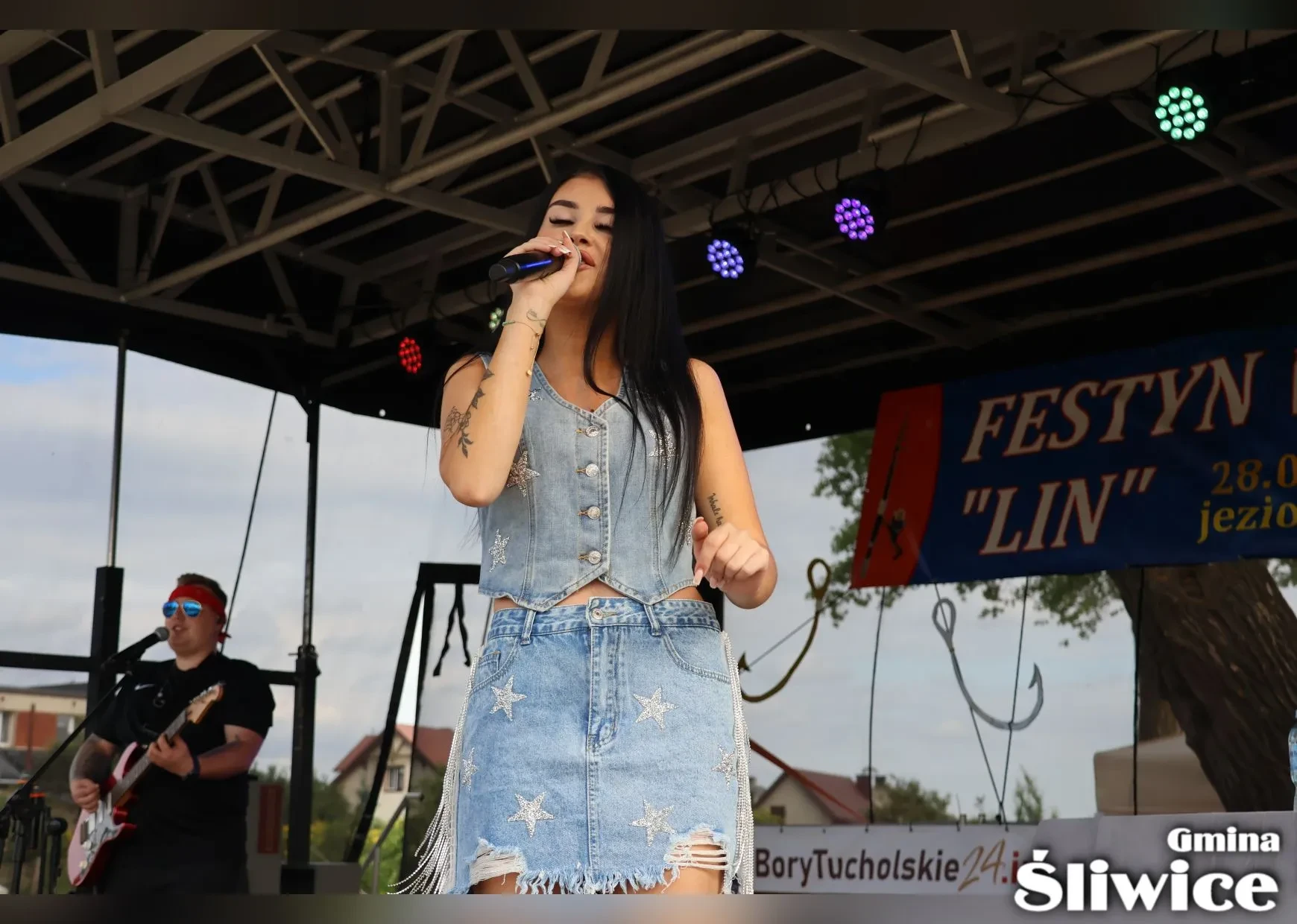 kobieta na scenie pozuje do zdjęcia