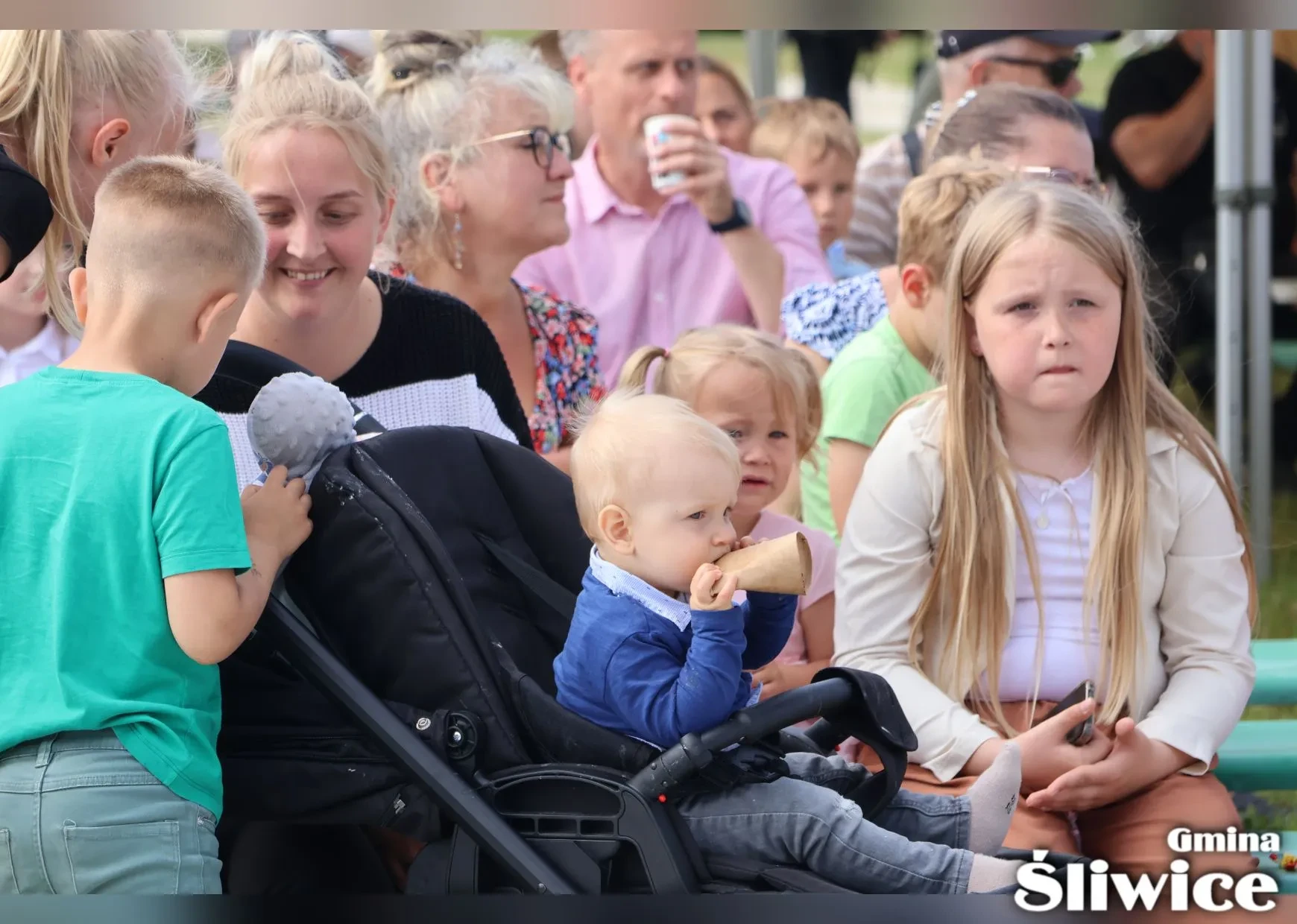 dzieci w ławkach obserwują