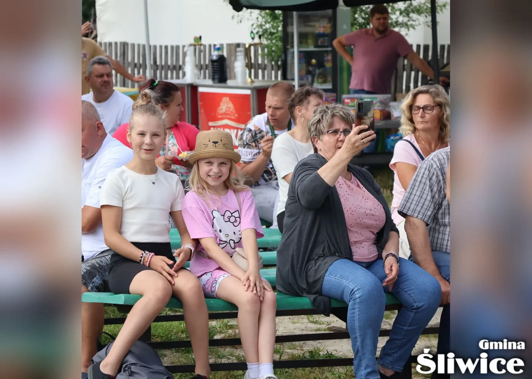 dziewczynki uśmiechają się do zdjęcia