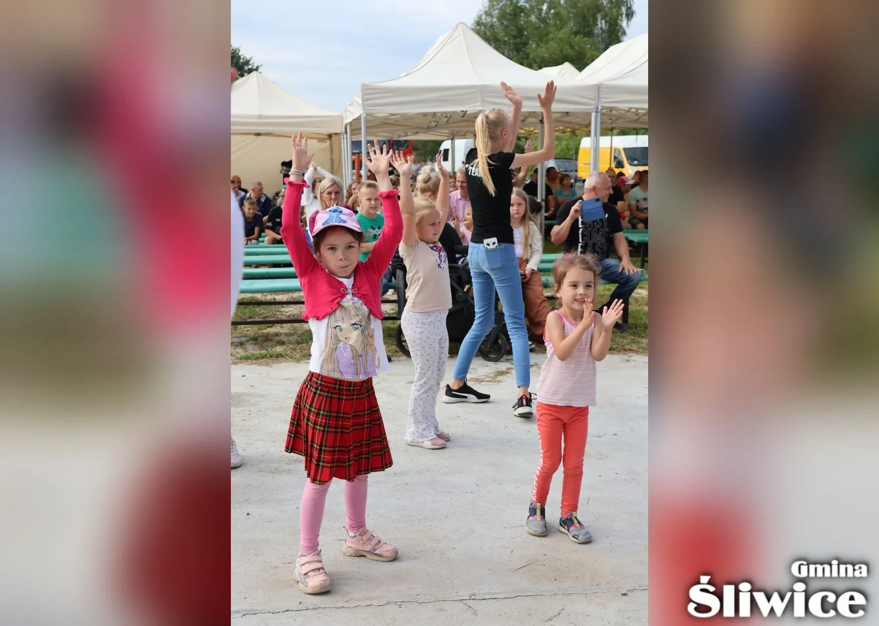 dziewczynki tańcza przed sceną