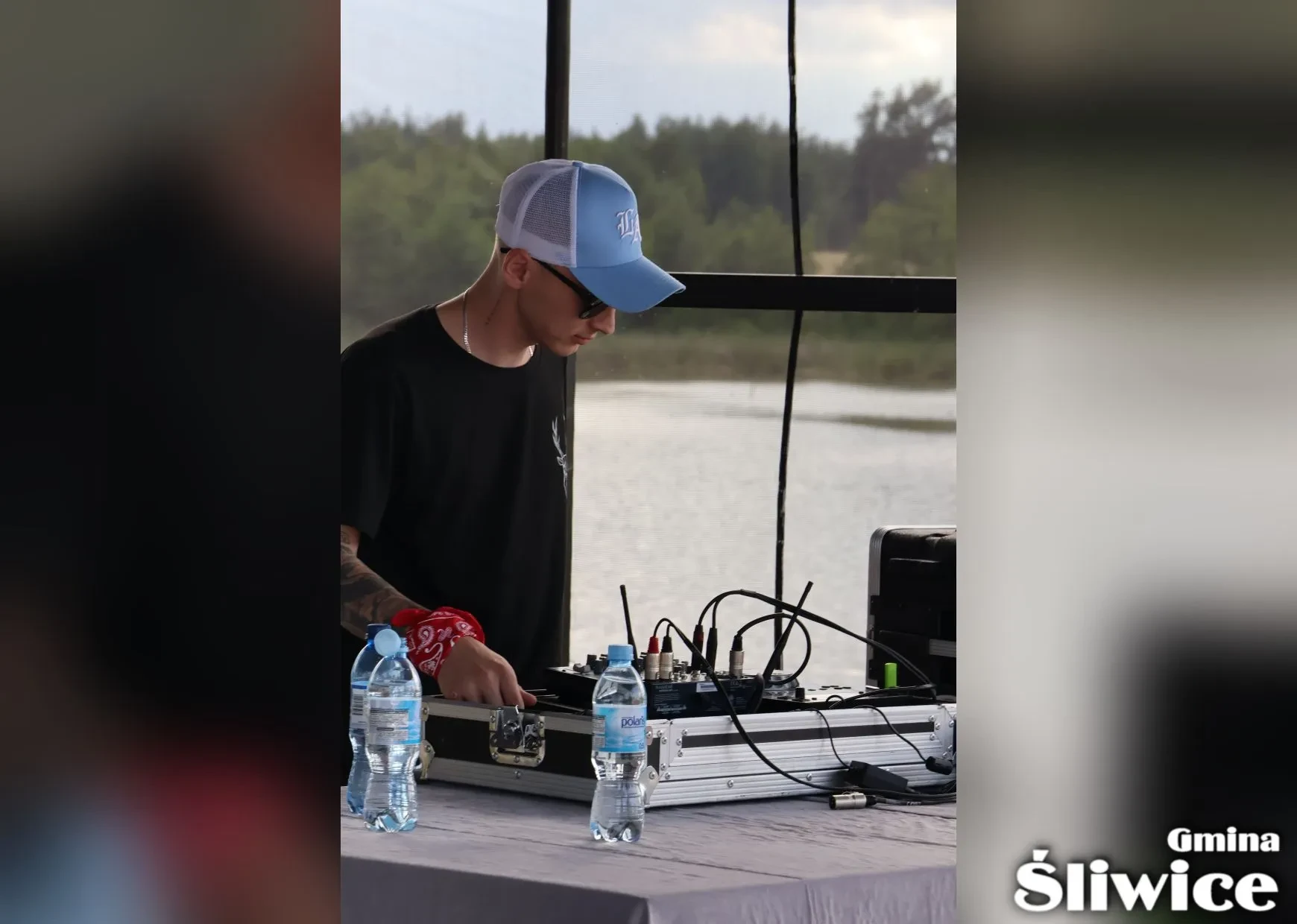 dj podczas występu artystki