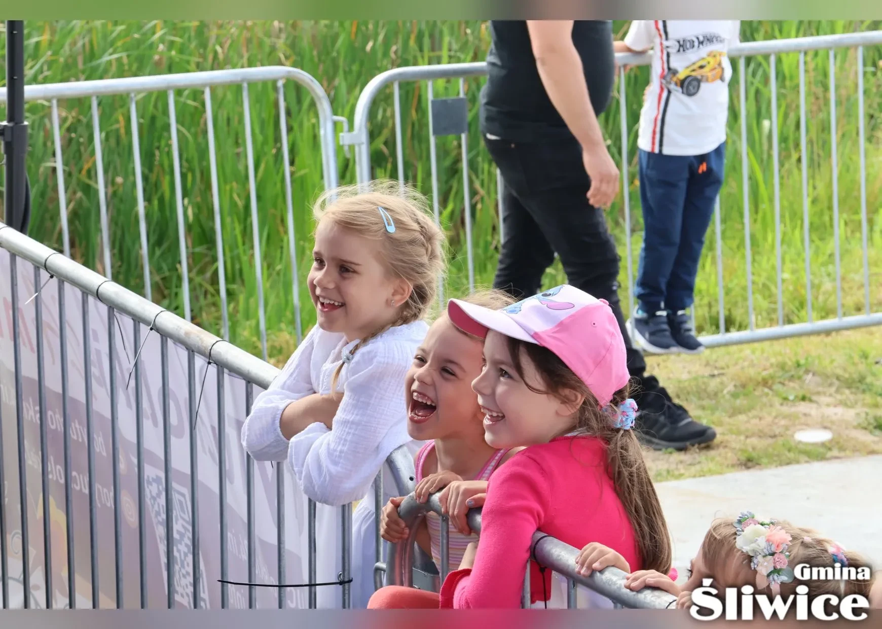 uśmiechnięte dzieci przy scenie