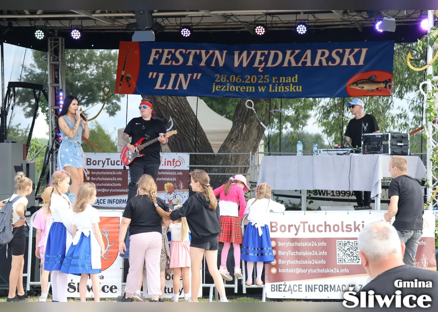 zebrani przed sceną