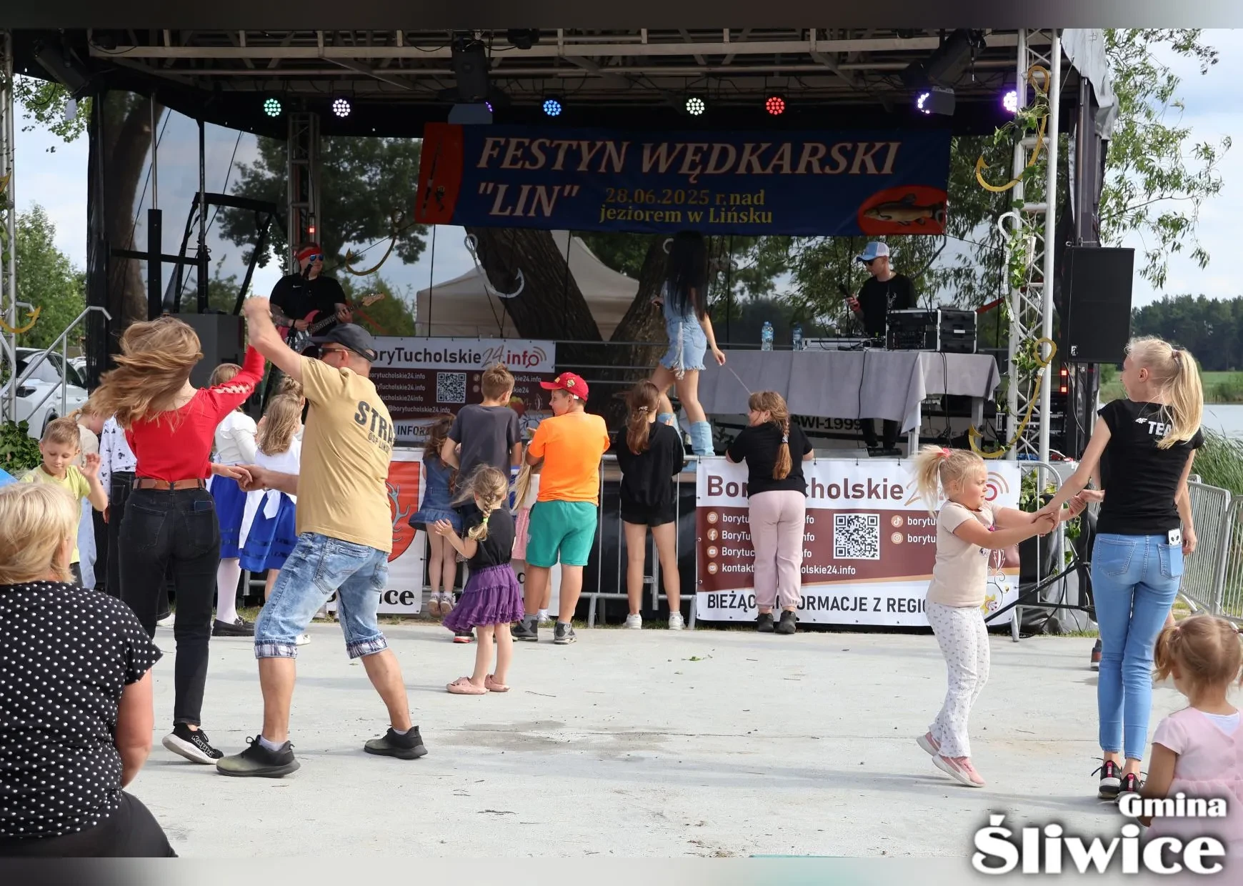 zebrani tańczą przed sceną