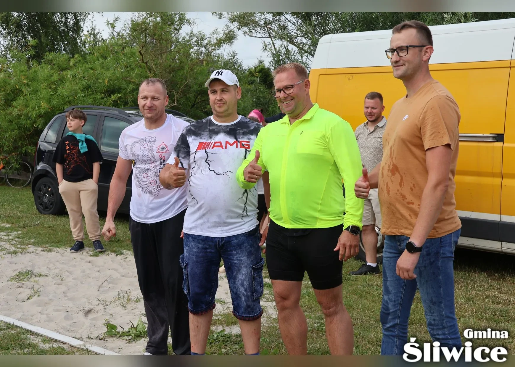 mężczyźni pokazują kciuk w górę