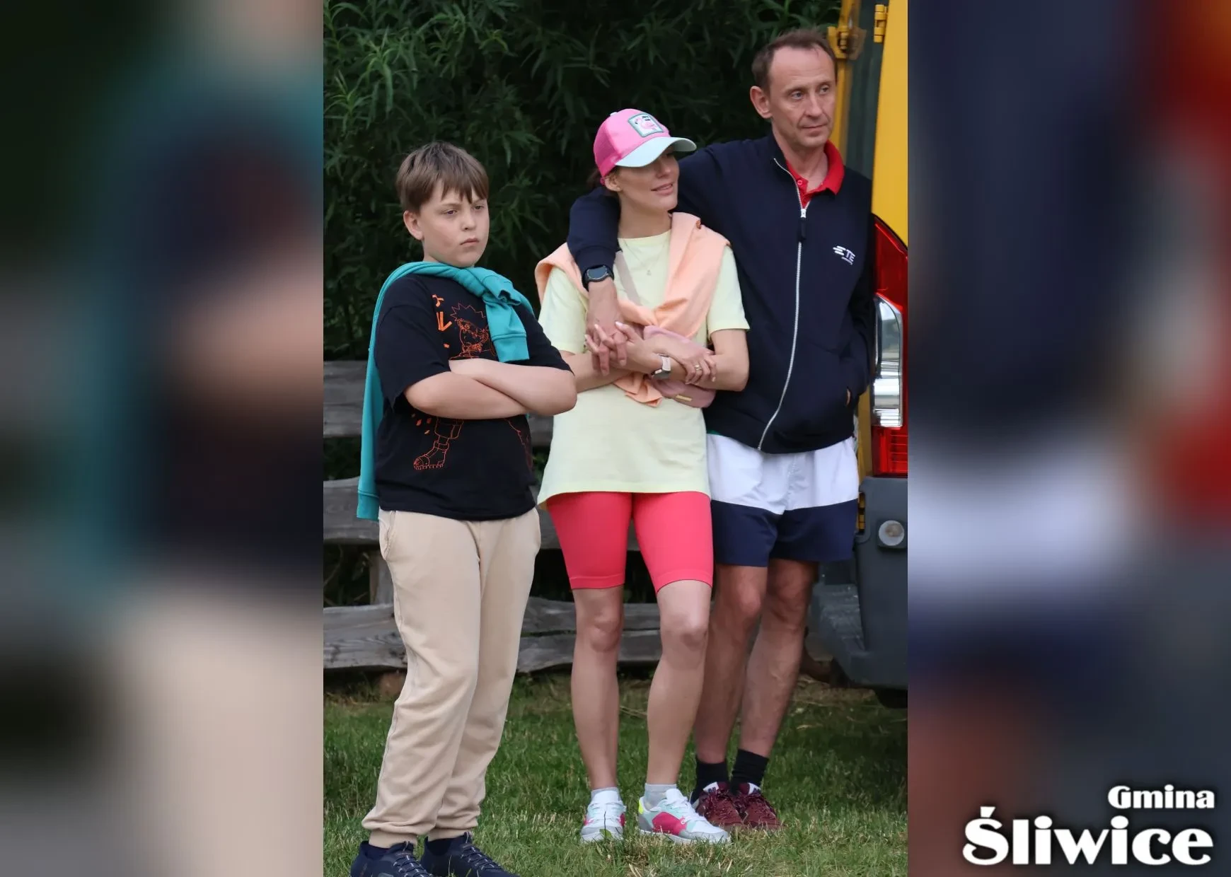 mieszkańcy obserwują wydarzenie