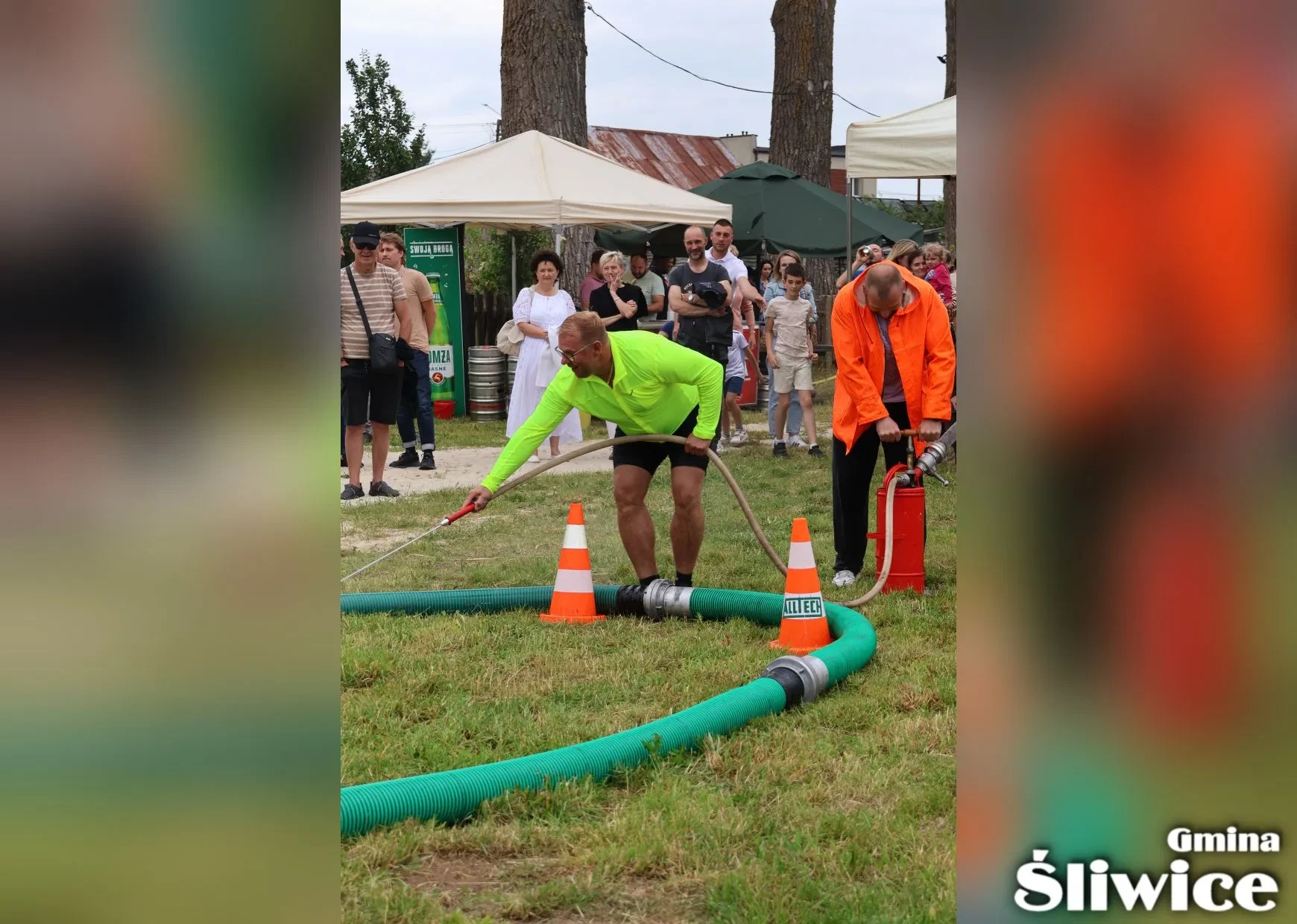 mężczyzna pochylony nad boiskiem