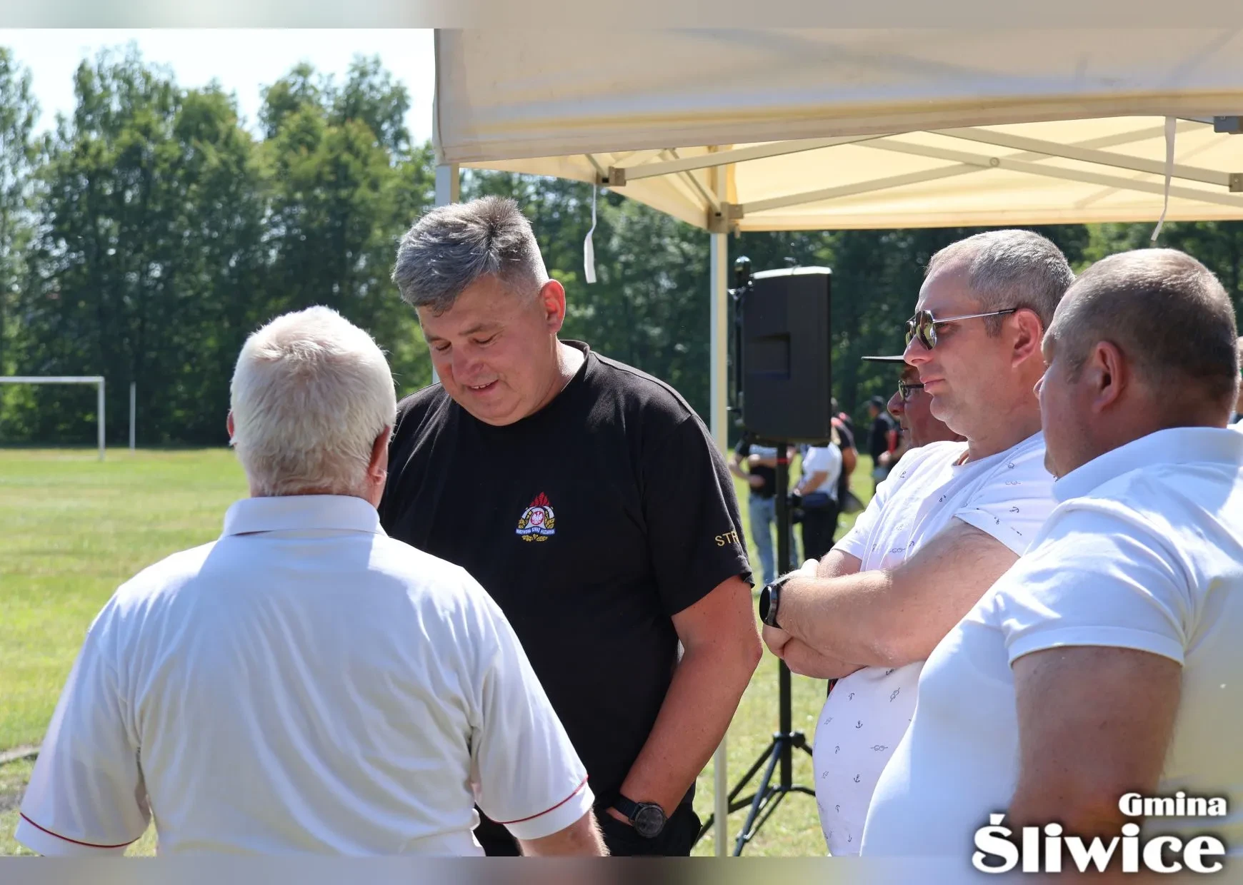 mężczyźni rozmwiają
