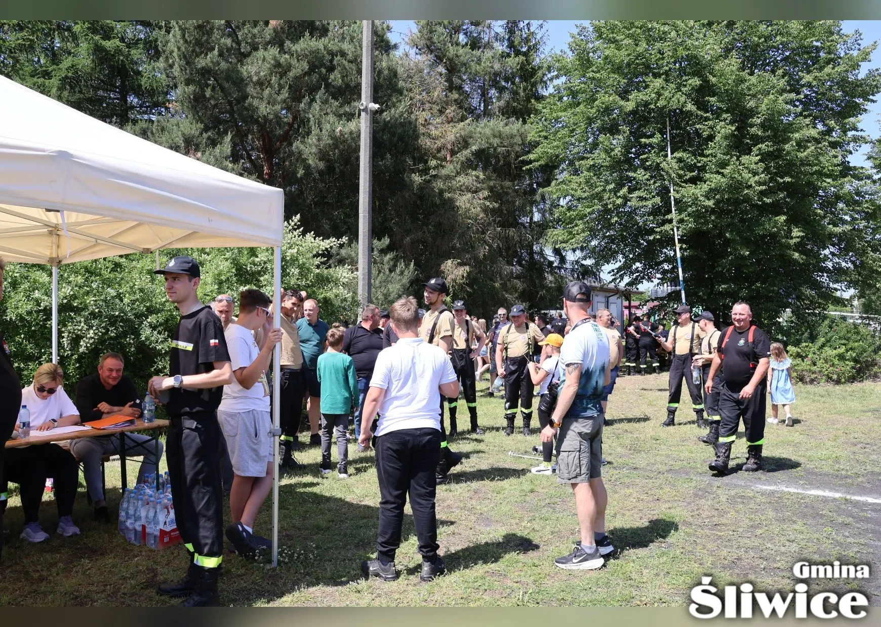 zebrani przy namiocie sędziowskim