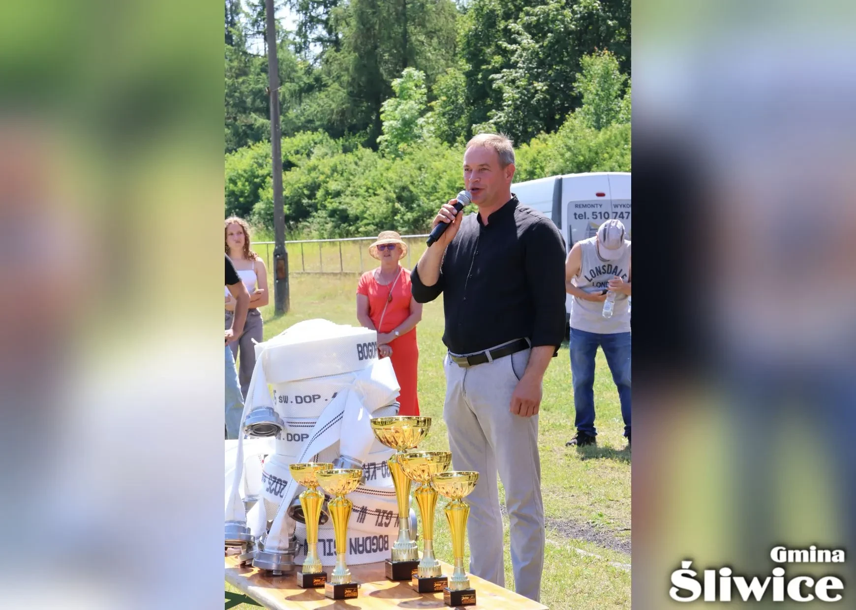 wójt przemawia do mikrofonu