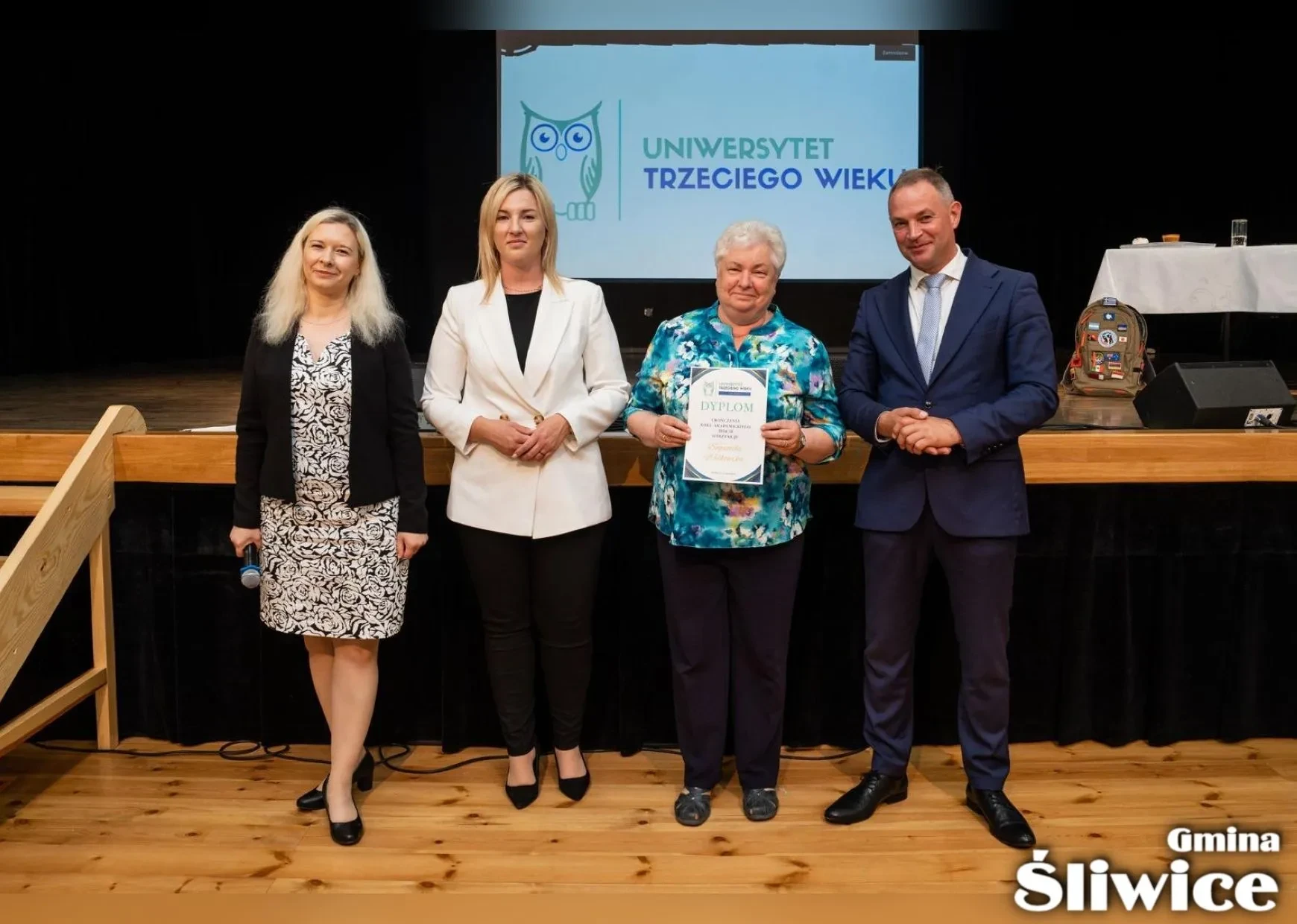 wójt, wicewójt, dyrektor gok i uczestniczka utw z dyplomem