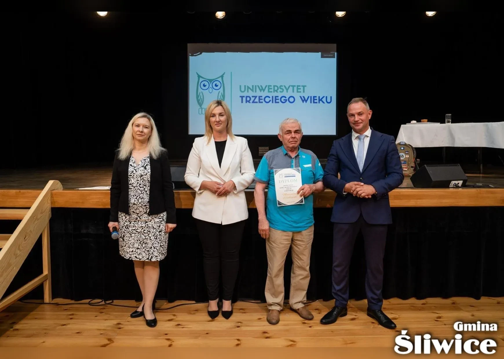wójt, wicewójt, dyrektor gok i uczestnik utw z dyplomem