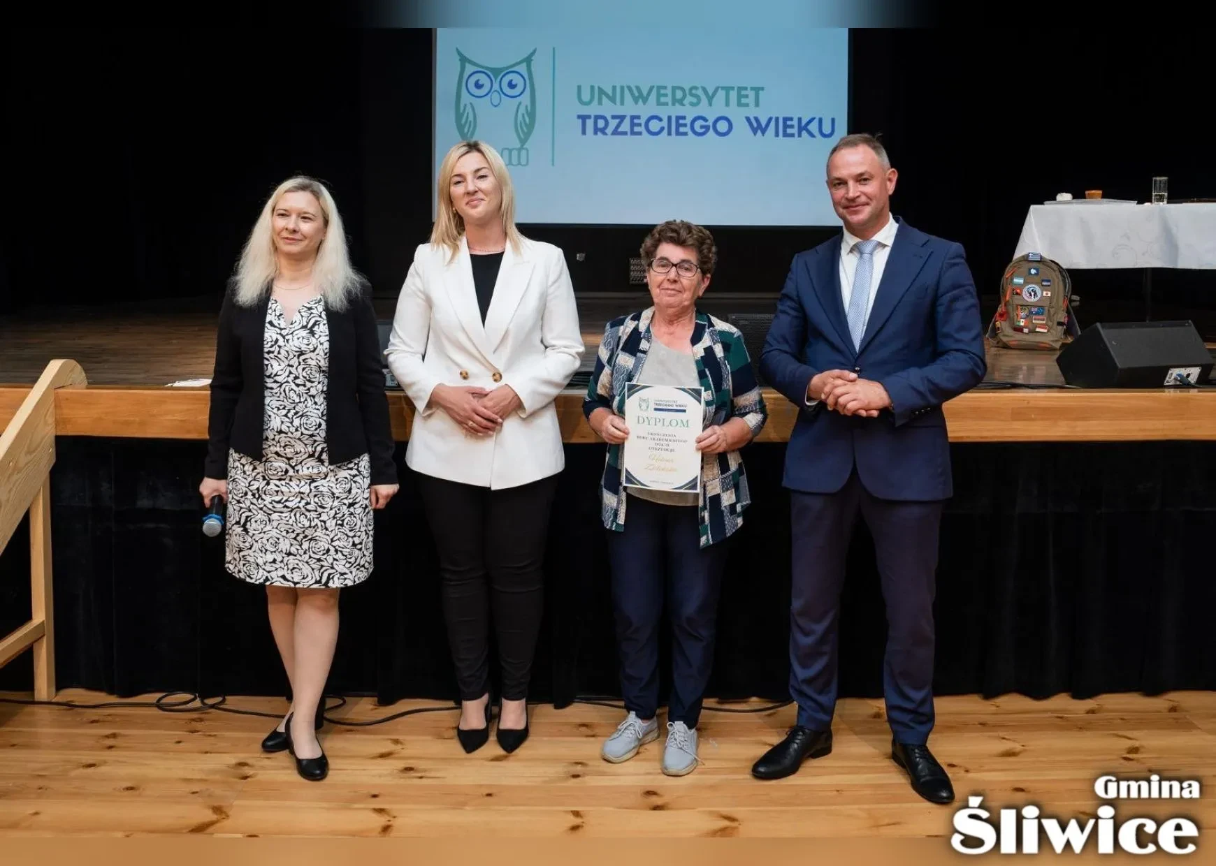 wójt, wicewójt, dyrektor gok i uczestniczka utw z dyplomem