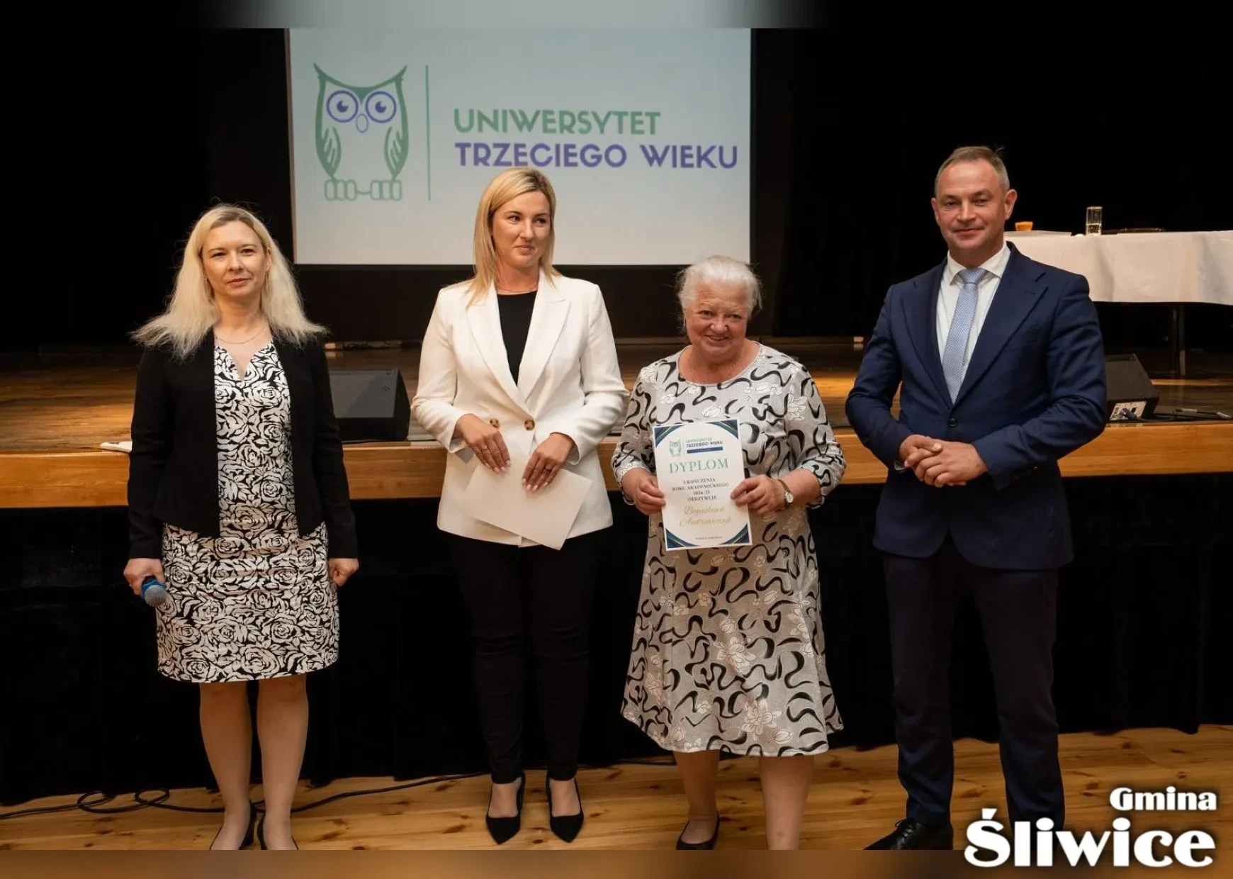 wójt, wicewójt, dyrektor gok i pani z dyplomem